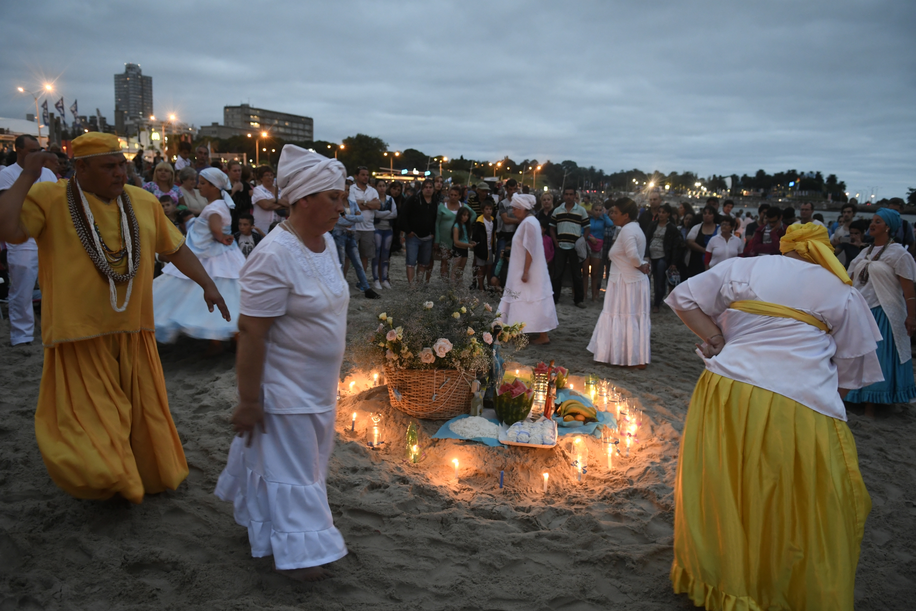 Miles de creyentes homenajearon a la diosa del mar en su día. Foto: Fernando Ponzetto