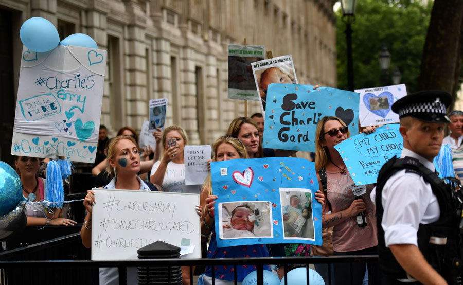 Movilización por Charlie Gard, el bebé de 11 meses que se encuentra en estado terminal. Foto: AFP