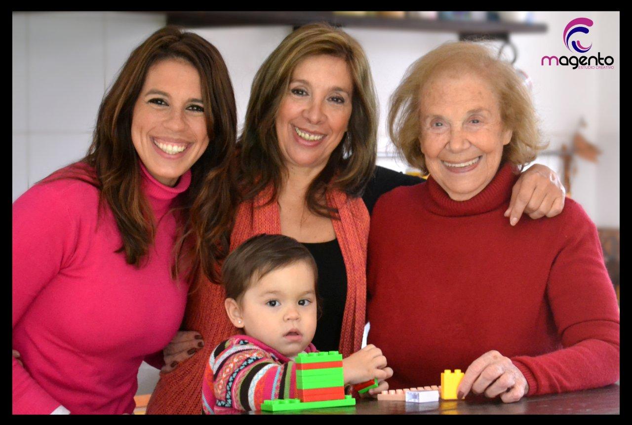 Cuatro generaciones: con su abuela Aída, su mamá Mariella y su hija Indira.