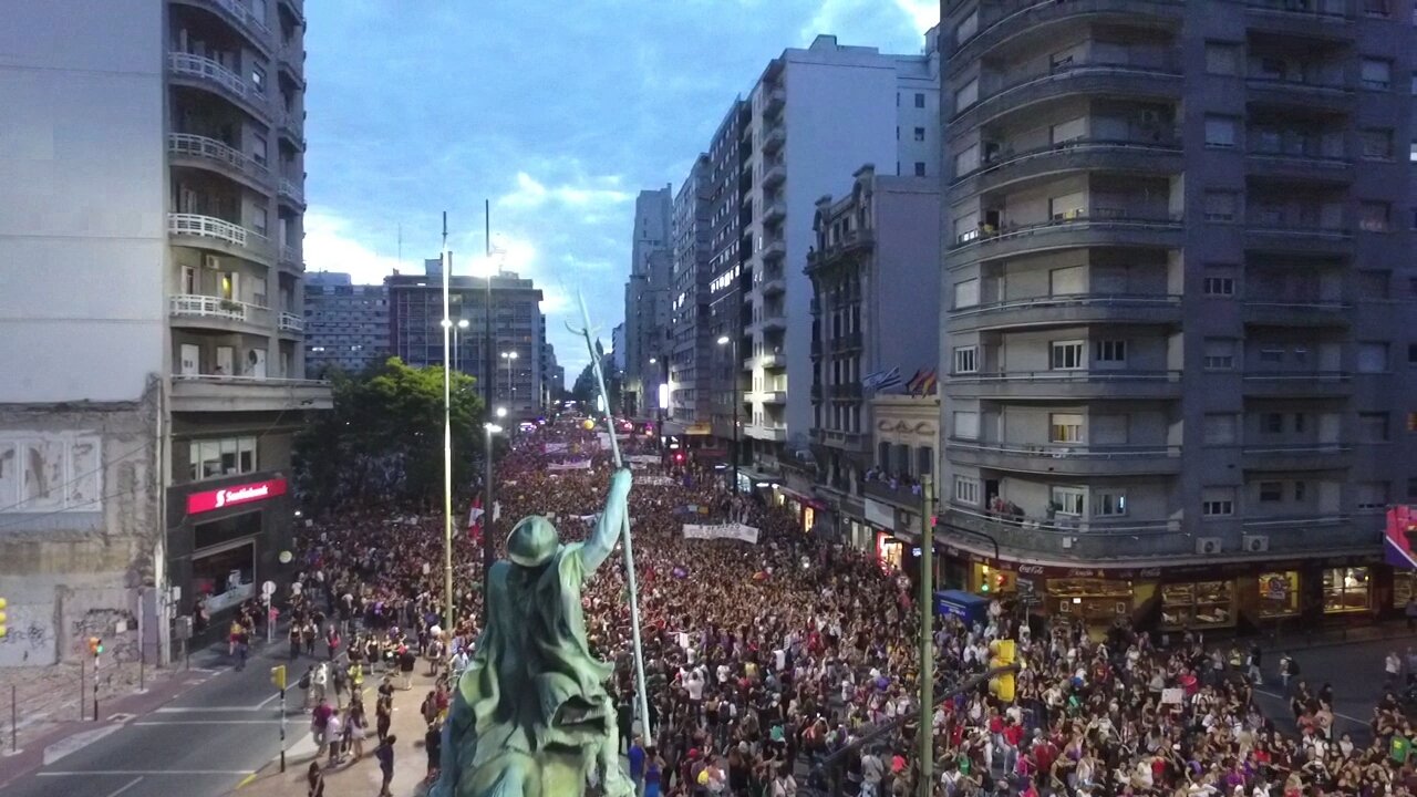 Masiva marcha por 18 en el Día de la Mujer. Foto: Twitter @MI_UNICOM
