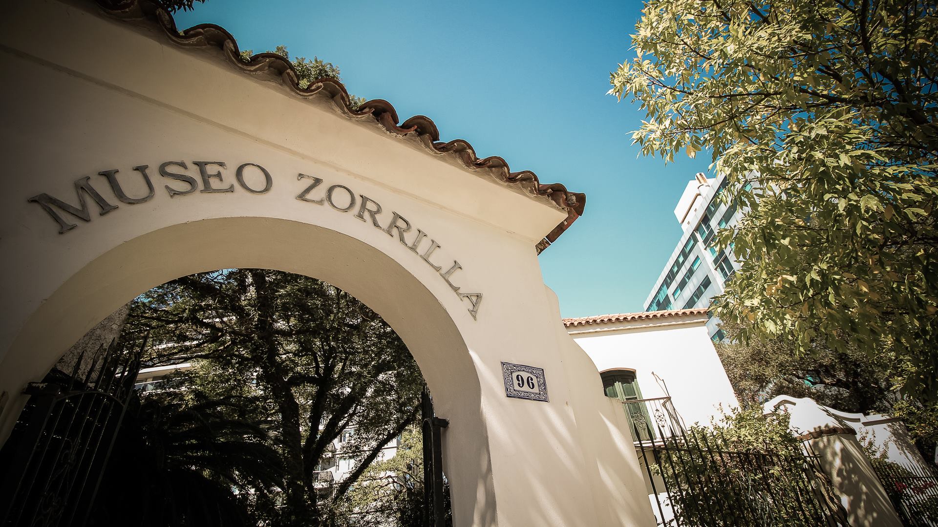 El eterno femenino de una imaginativa pintora