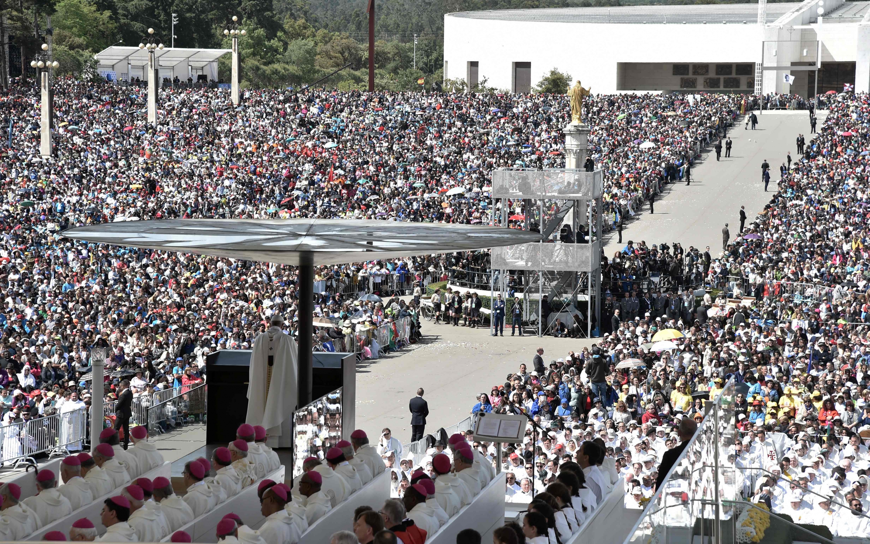 Papa Francisco en misa en Fátima. Foto: AFP