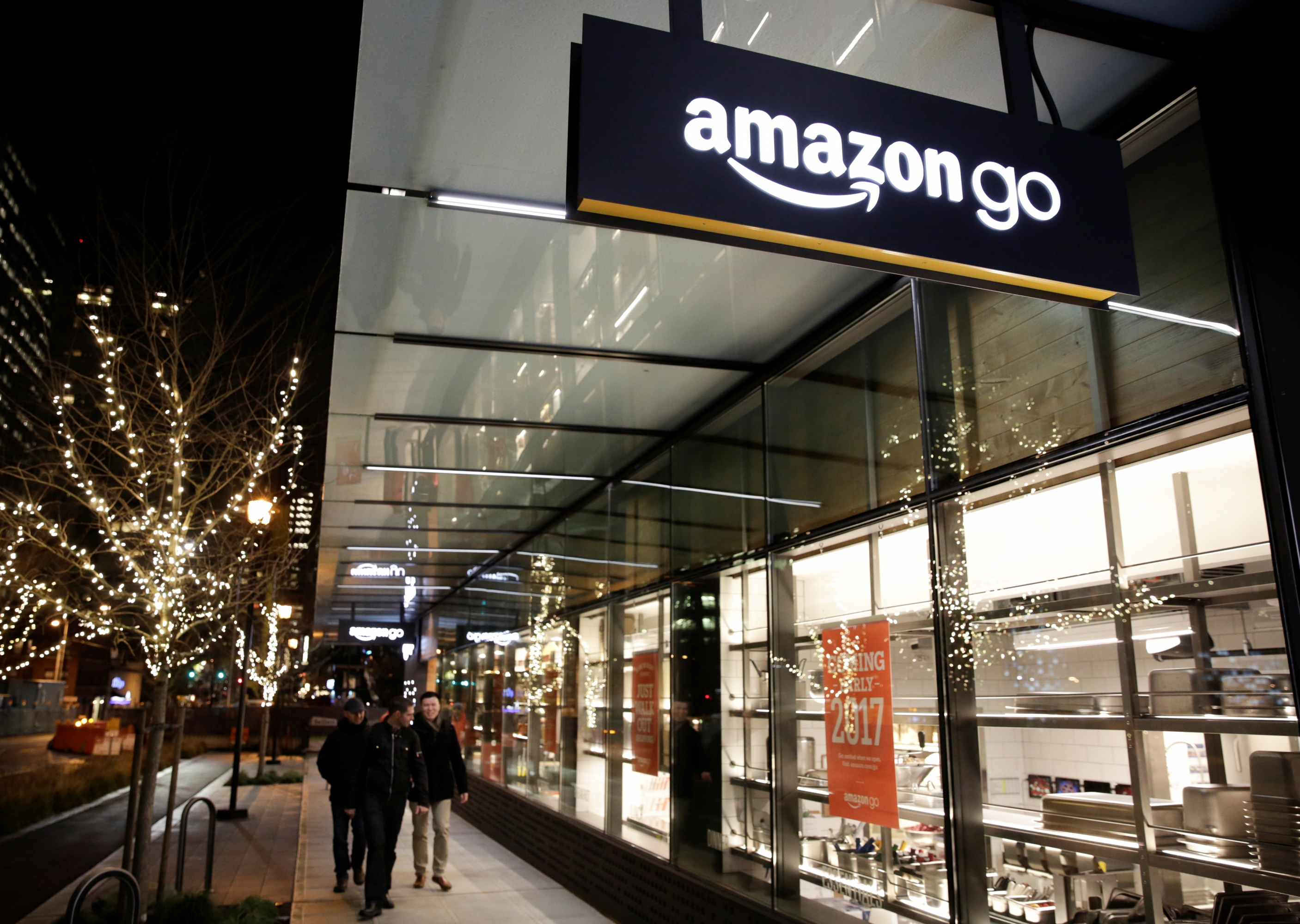 Amazon. Lanzó Amazon Go, un formato de local físico donde no existen cajeros, los usuarios eligen los productos, los escanean y se suman a un carrito virtual que se debita de la tarjeta.