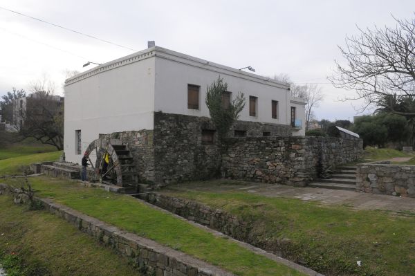 El eterno femenino de una imaginativa pintora