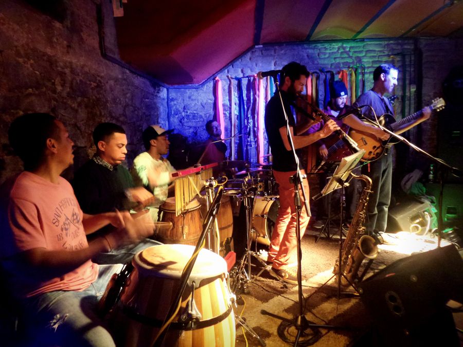 El eterno femenino de una imaginativa pintora