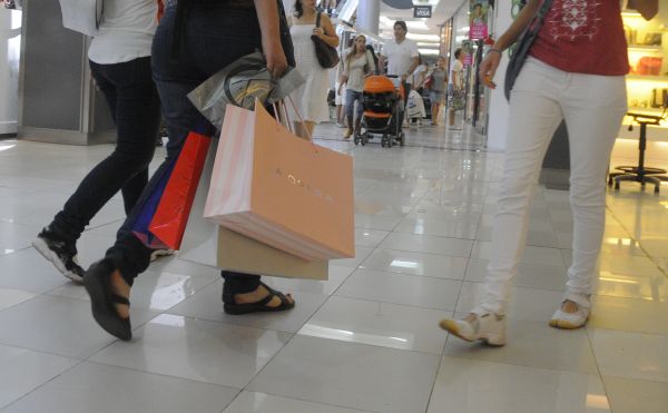 El eterno femenino de una imaginativa pintora