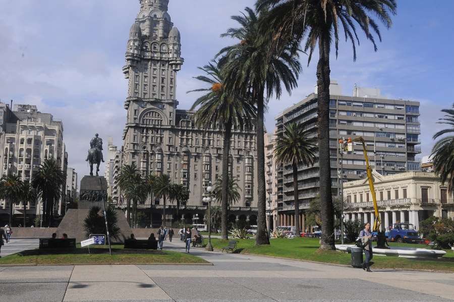 La Plaza Independencia en la actualidad, con el Palacio Salvo y el monumento al Prócer José Artigas.