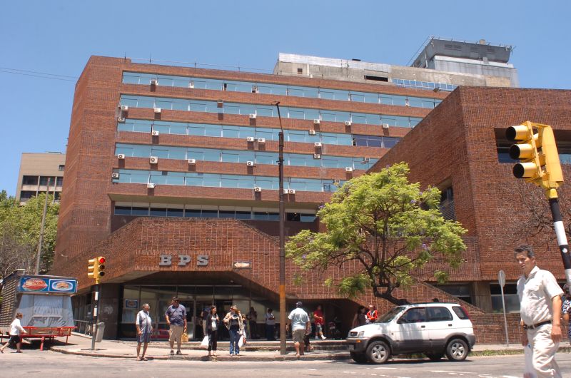 El eterno femenino de una imaginativa pintora