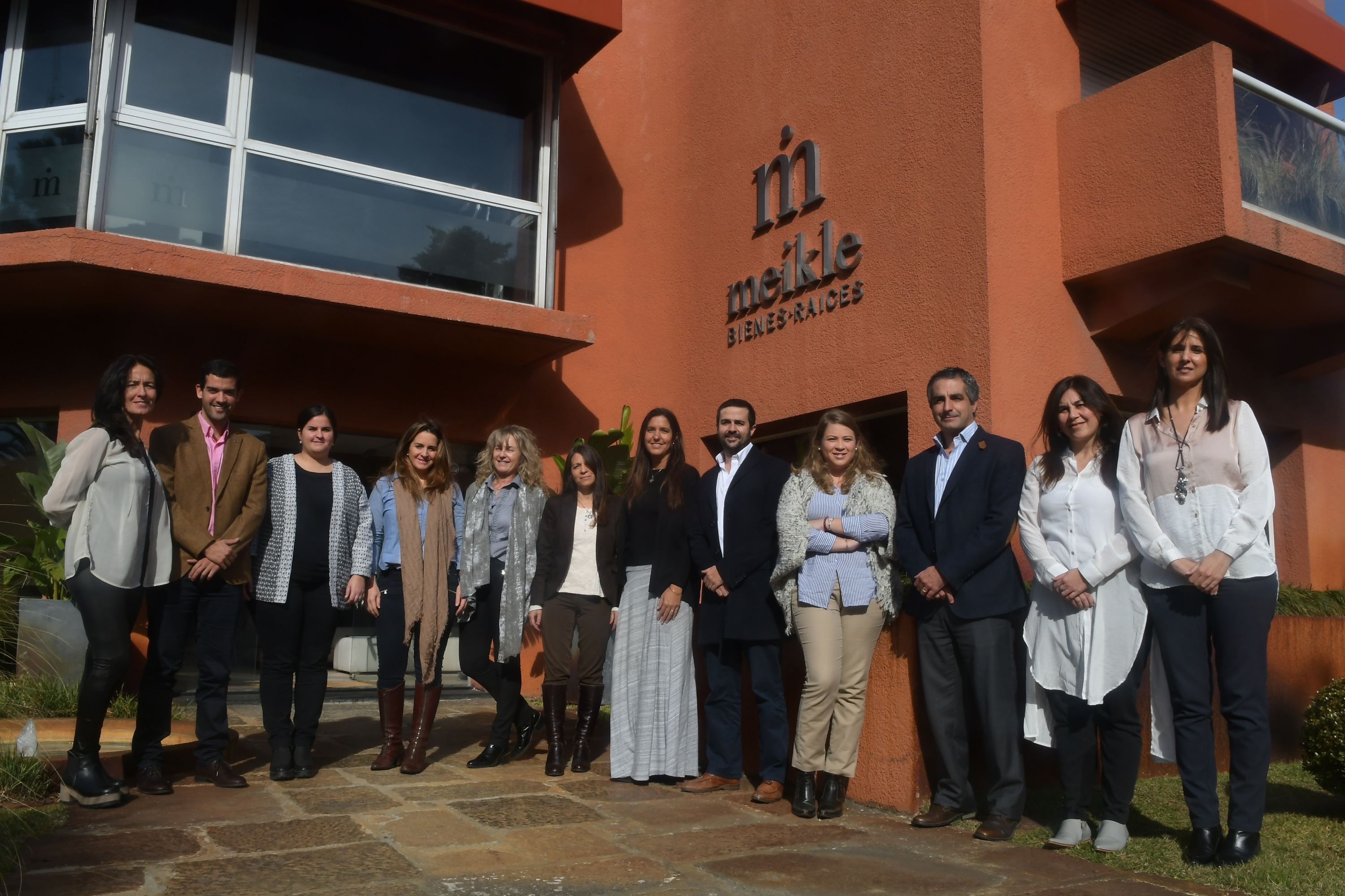 El equipo de Meikle frente a la sede de la inmobiliaria en la calle Carlos Sáez.