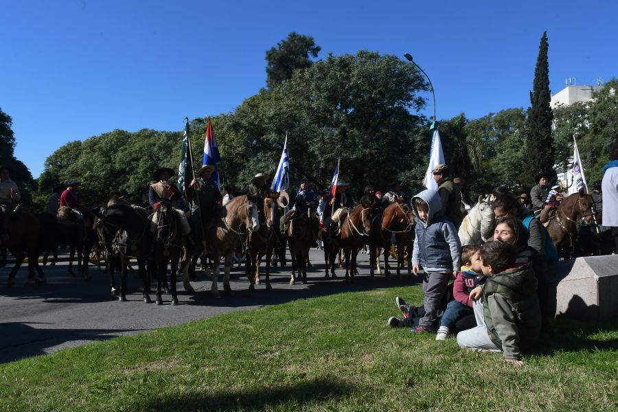 El desfile y el acto en el Obelisco fue acompañado por chicos y grandes. Foto: A. Colmegna