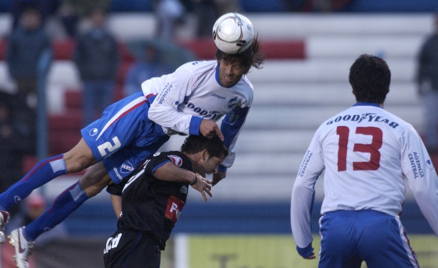 "Lucho" Romero se la baja a Suárez. Foto: Archivo El País.