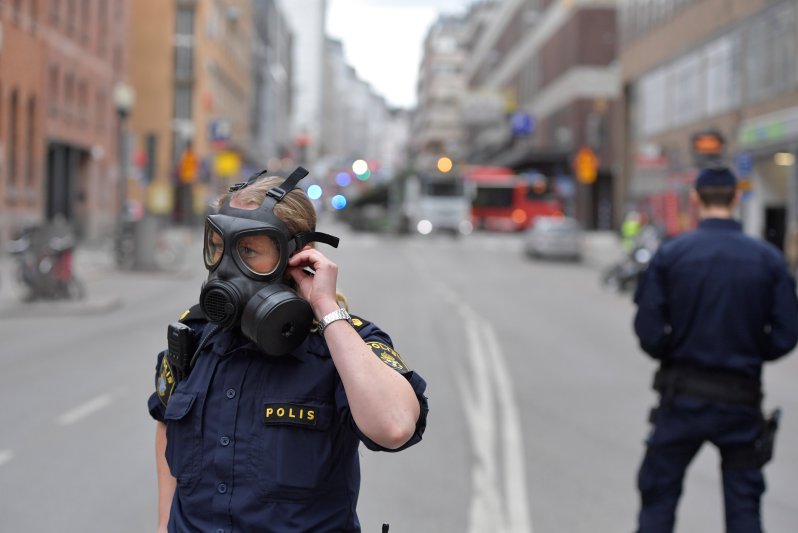 Policías inspeccionan el lugar. Foto: Reuters.