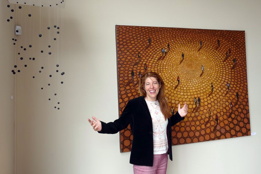 El eterno femenino de una imaginativa pintora