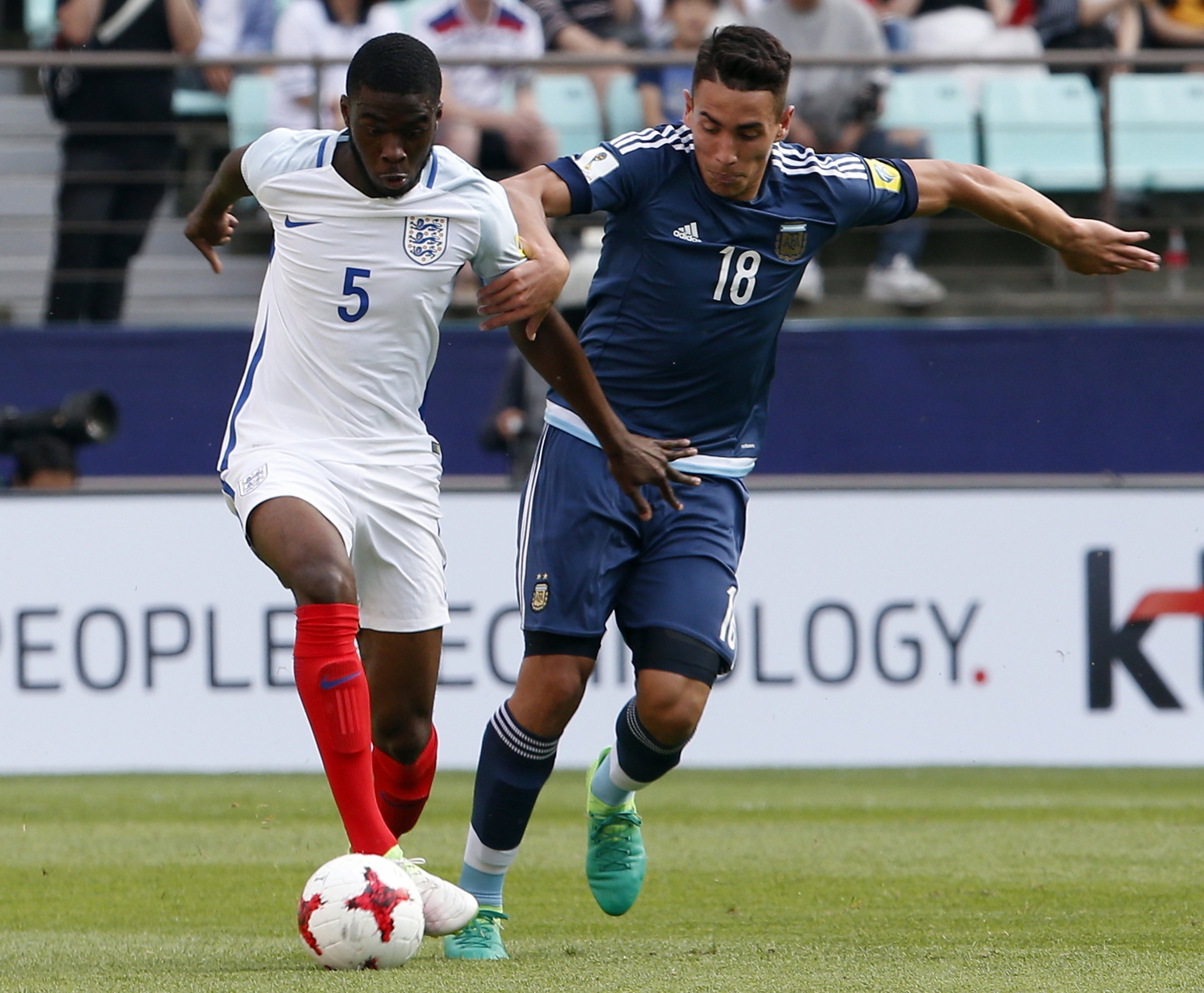 Inglaterra goleó a Argentina 3-0 y la complicó de cara a la clasificación. Foto: EFE