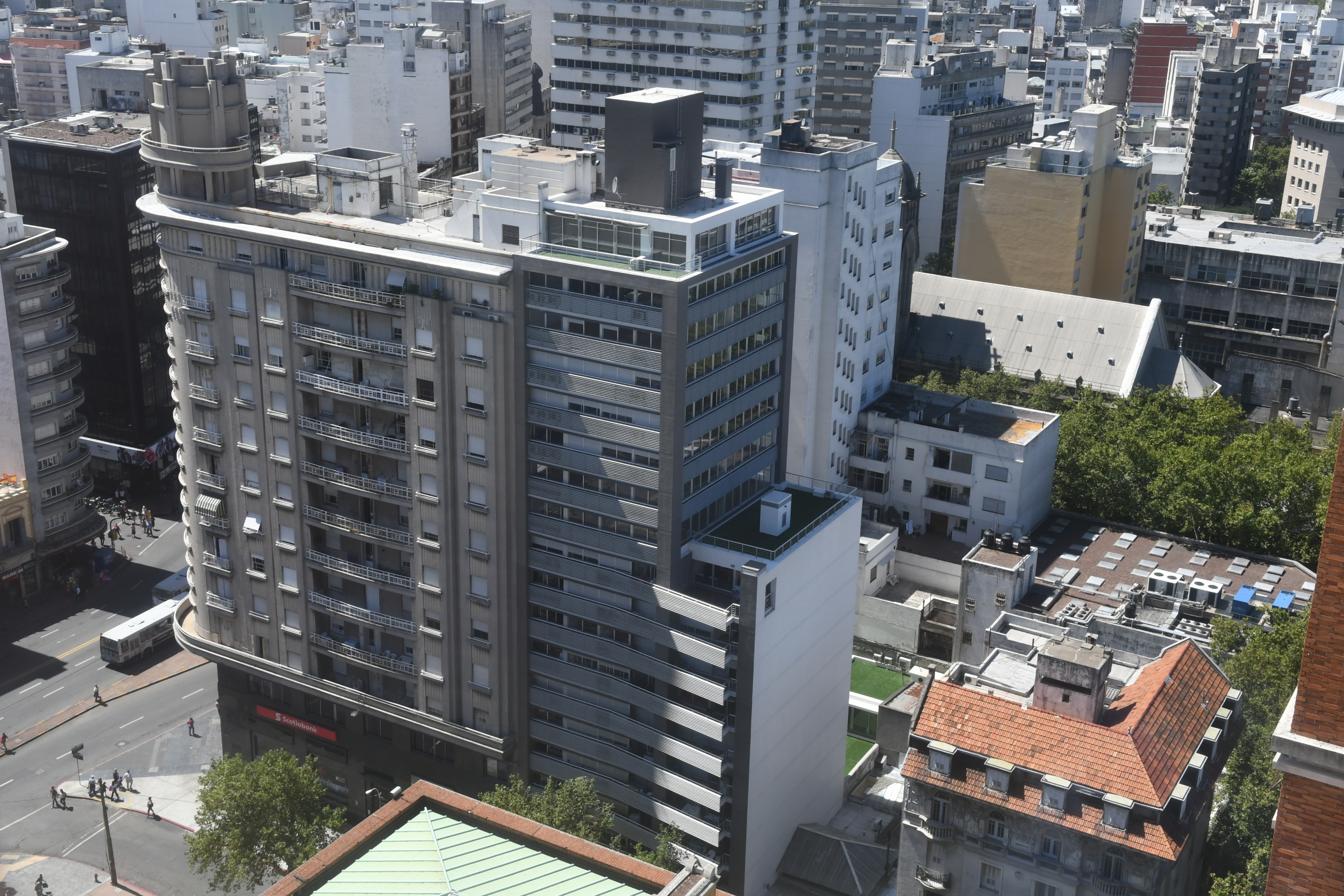 La Torre ACSA, frente a la Intendencia de Montevideo.