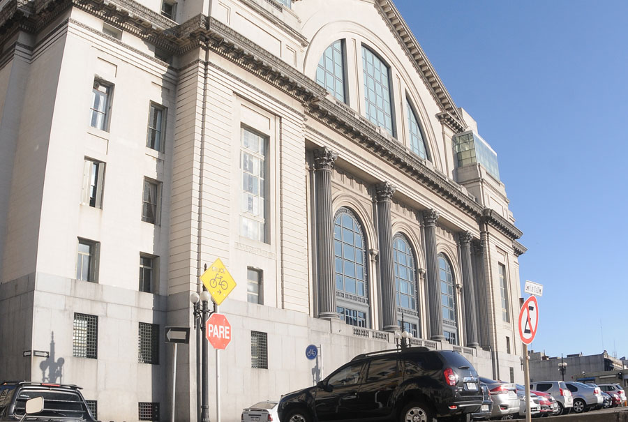 El eterno femenino de una imaginativa pintora