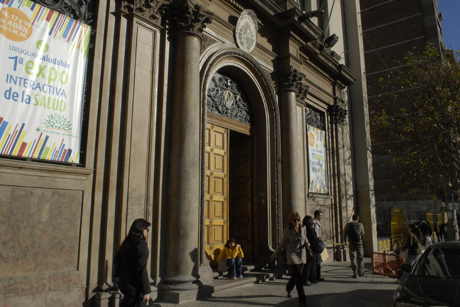 El eterno femenino de una imaginativa pintora