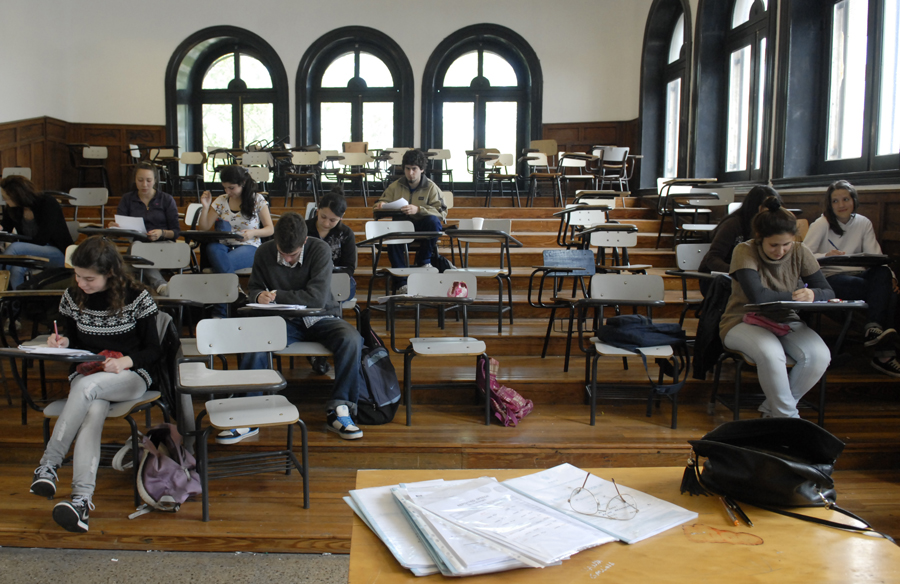 El eterno femenino de una imaginativa pintora