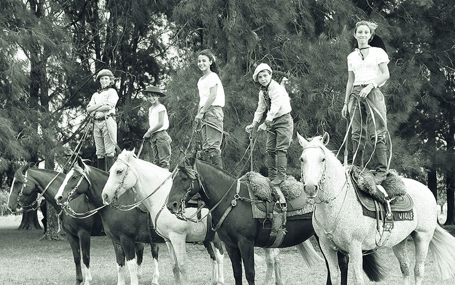 El eterno femenino de una imaginativa pintora