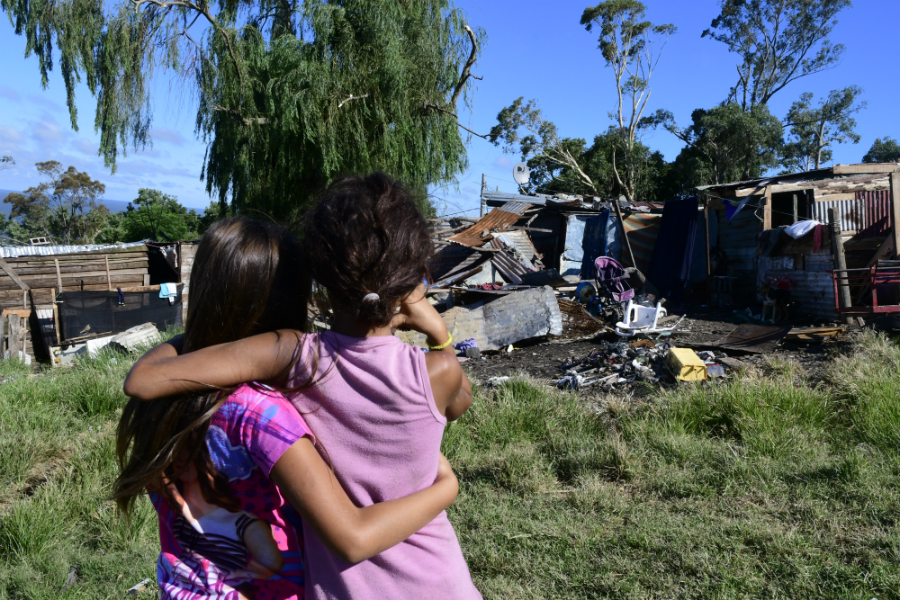 Ocupación : varias familias debieron alojarse en lo que queda del Parador del Cerro tras el temporal. Foto: Marcelo Bonjour
