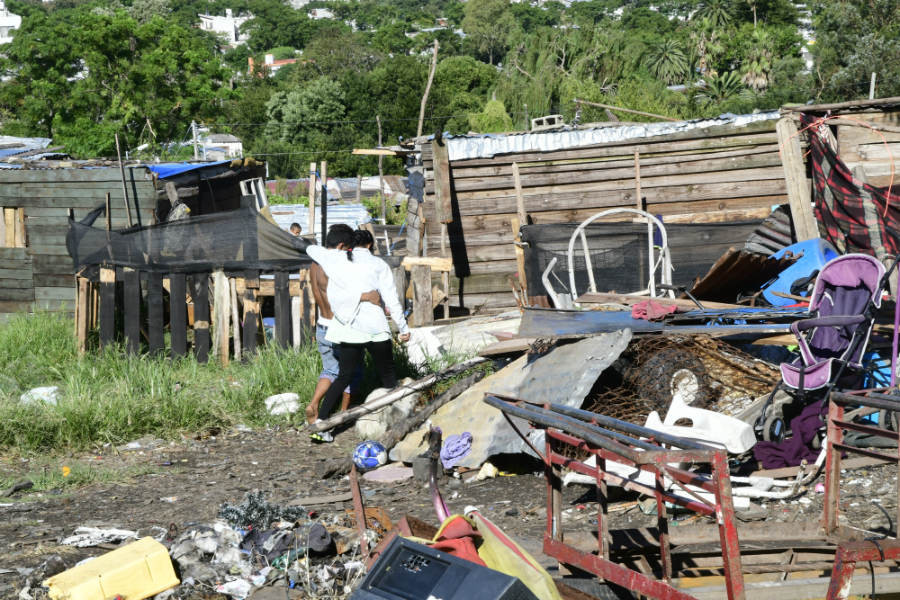 Ocupación : varias familias debieron alojarse en lo que queda del Parador del Cerro tras el temporal. Foto: Marcelo Bonjour