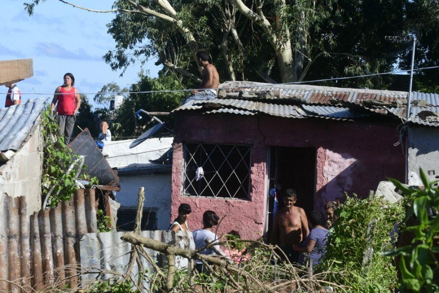 Ocupación : varias familias debieron alojarse en lo que queda del Parador del Cerro tras el temporal. Foto: Marcelo Bonjour
