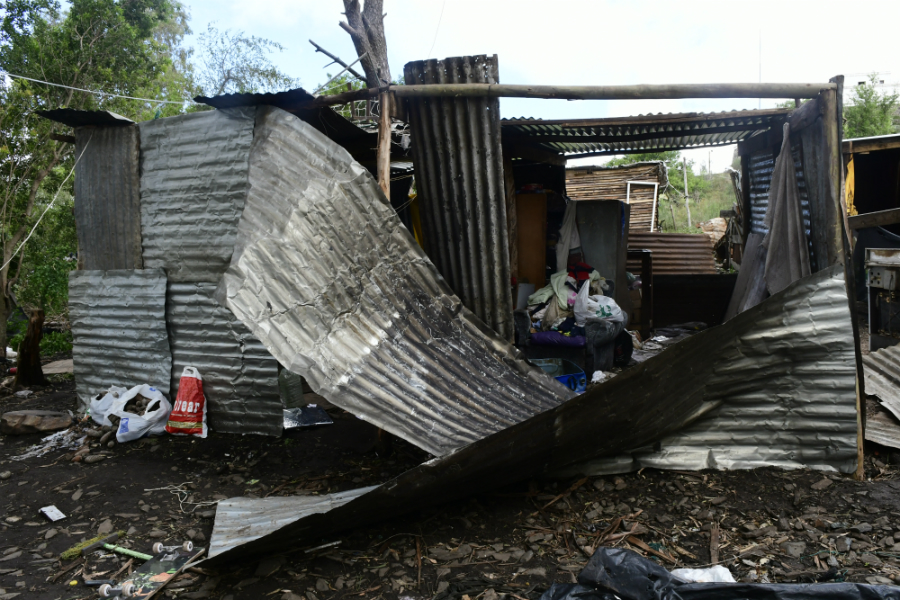 Ocupación : varias familias debieron alojarse en lo que queda del Parador del Cerro tras el temporal. Foto: Marcelo Bonjour