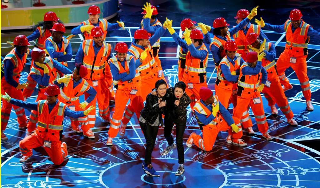 Las cantantes Tegan y Sara actuan durante el show. Foto: Reuters