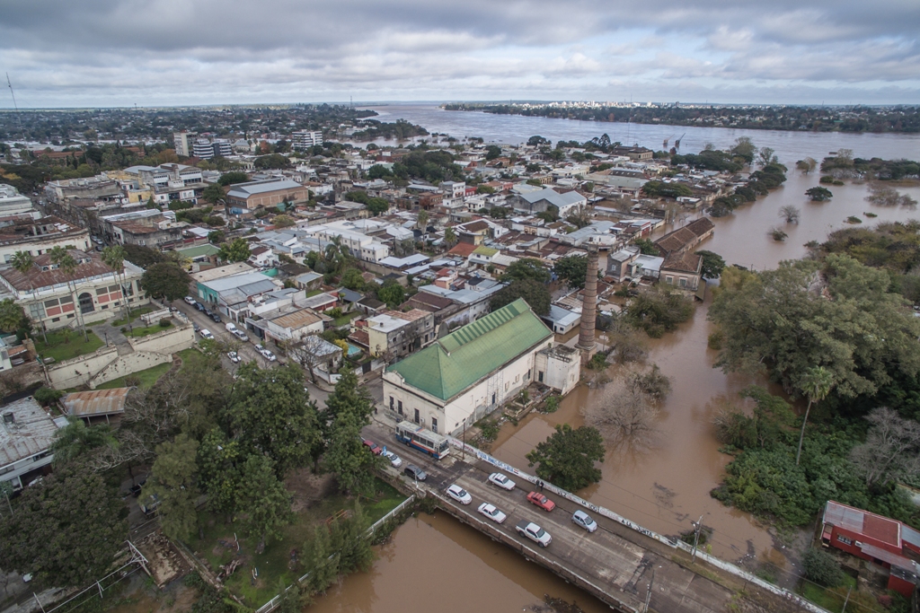 Las aguas del Río Uruguay continúan creciendo sobre las costas de Bella Unión, Salto, Paysandú y Río Negro. Foto: Gerardo Fiorelli