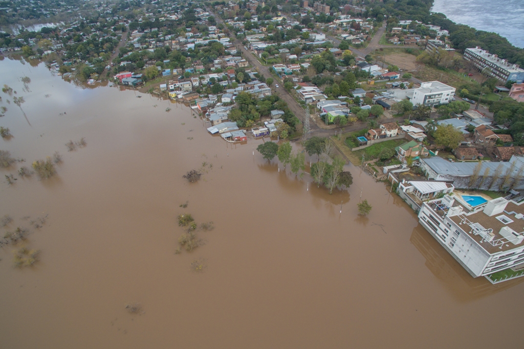 Las aguas del Río Uruguay continúan creciendo sobre las costas de Bella Unión, Salto, Paysandú y Río Negro. Foto: Gerardo Fiorelli