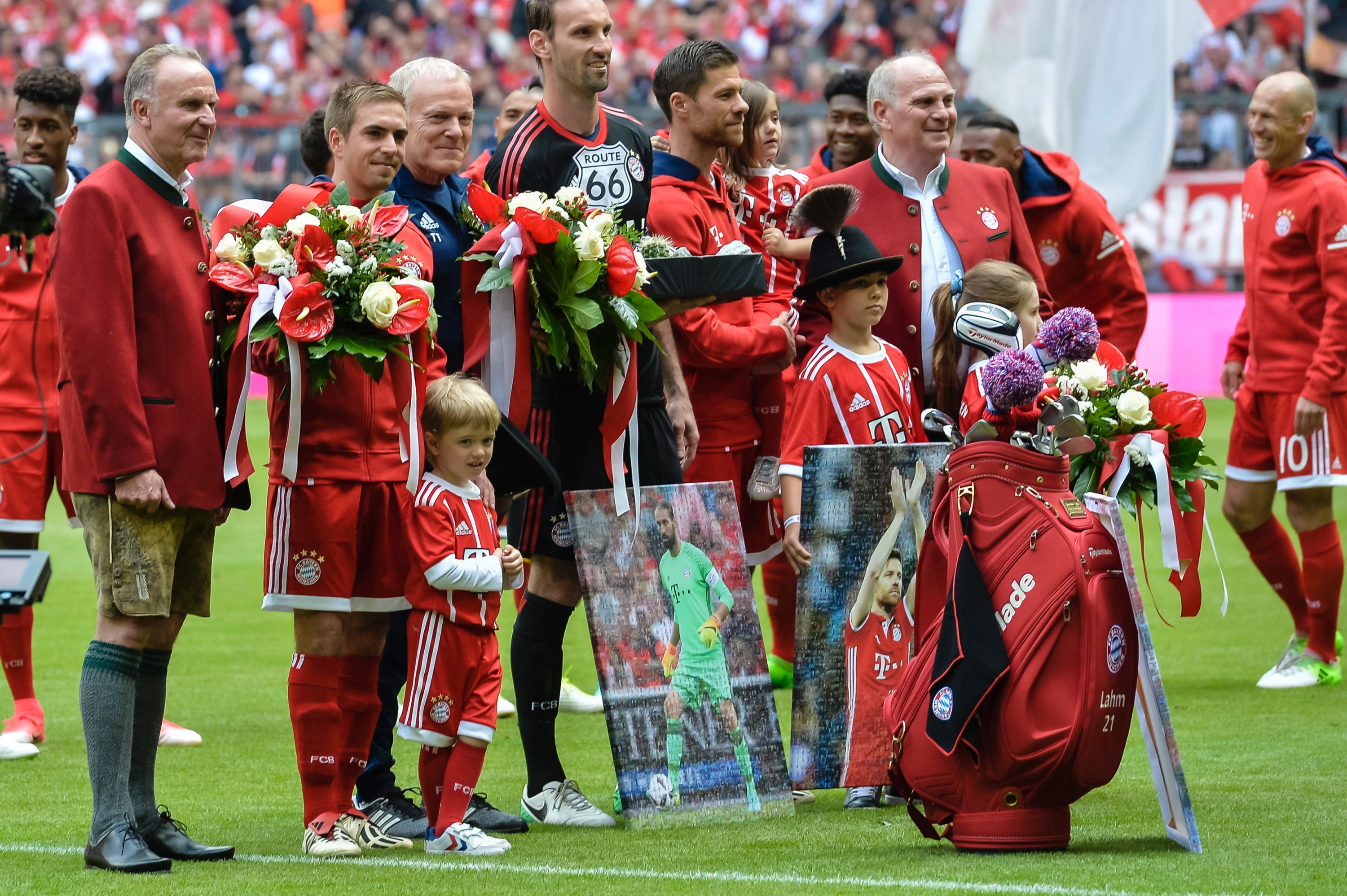 El homenaje del Bayern Munich a Tom Starke, Philipp Lahm y Xabi Alonso. Foto: AFP