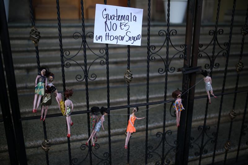 Manifestantes cuelgan muñecas quemadas enfrente a la Casa Presidencial. Foto: EFE