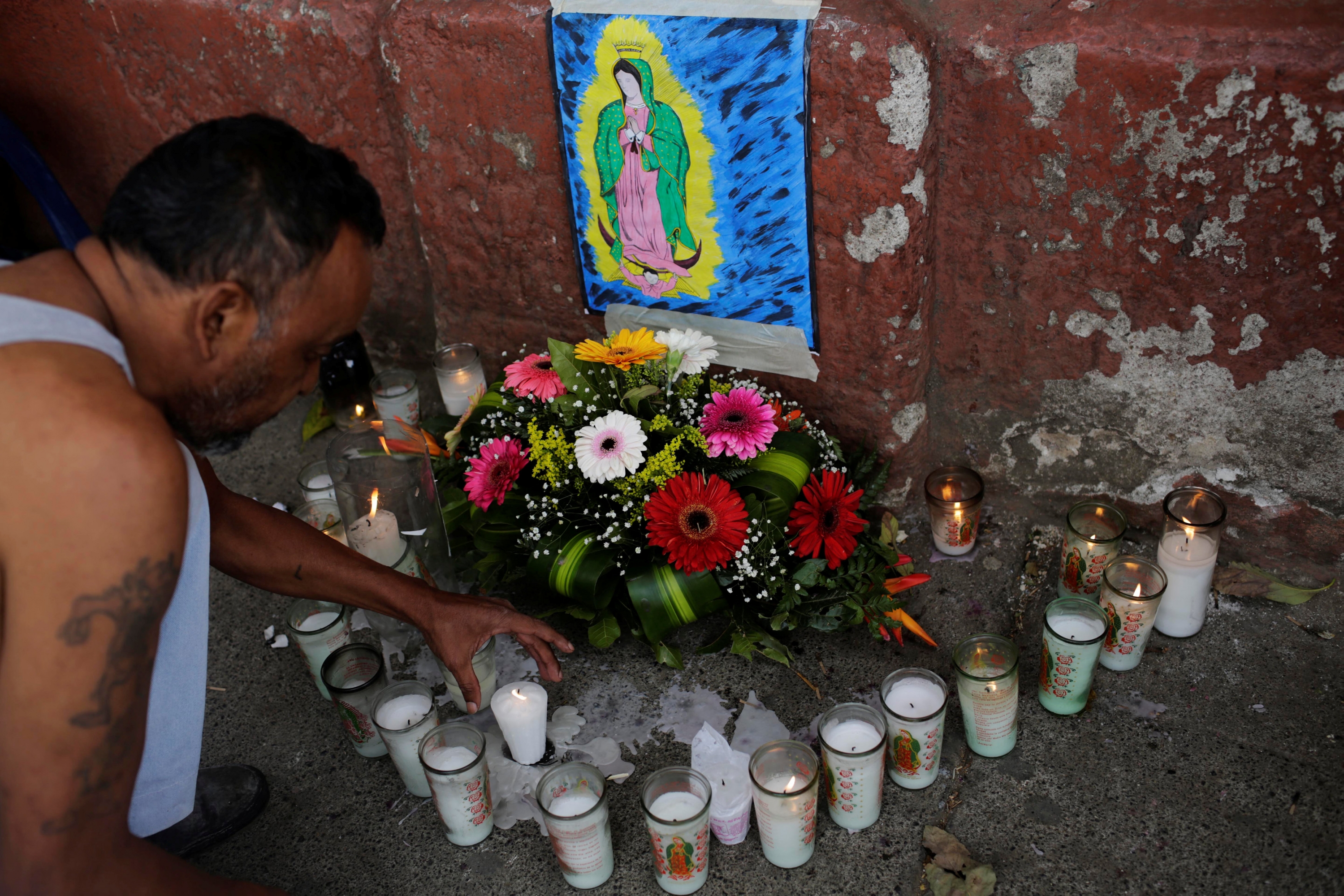 Familiares prenden velas afuera de la morgue. Foto: Reuters