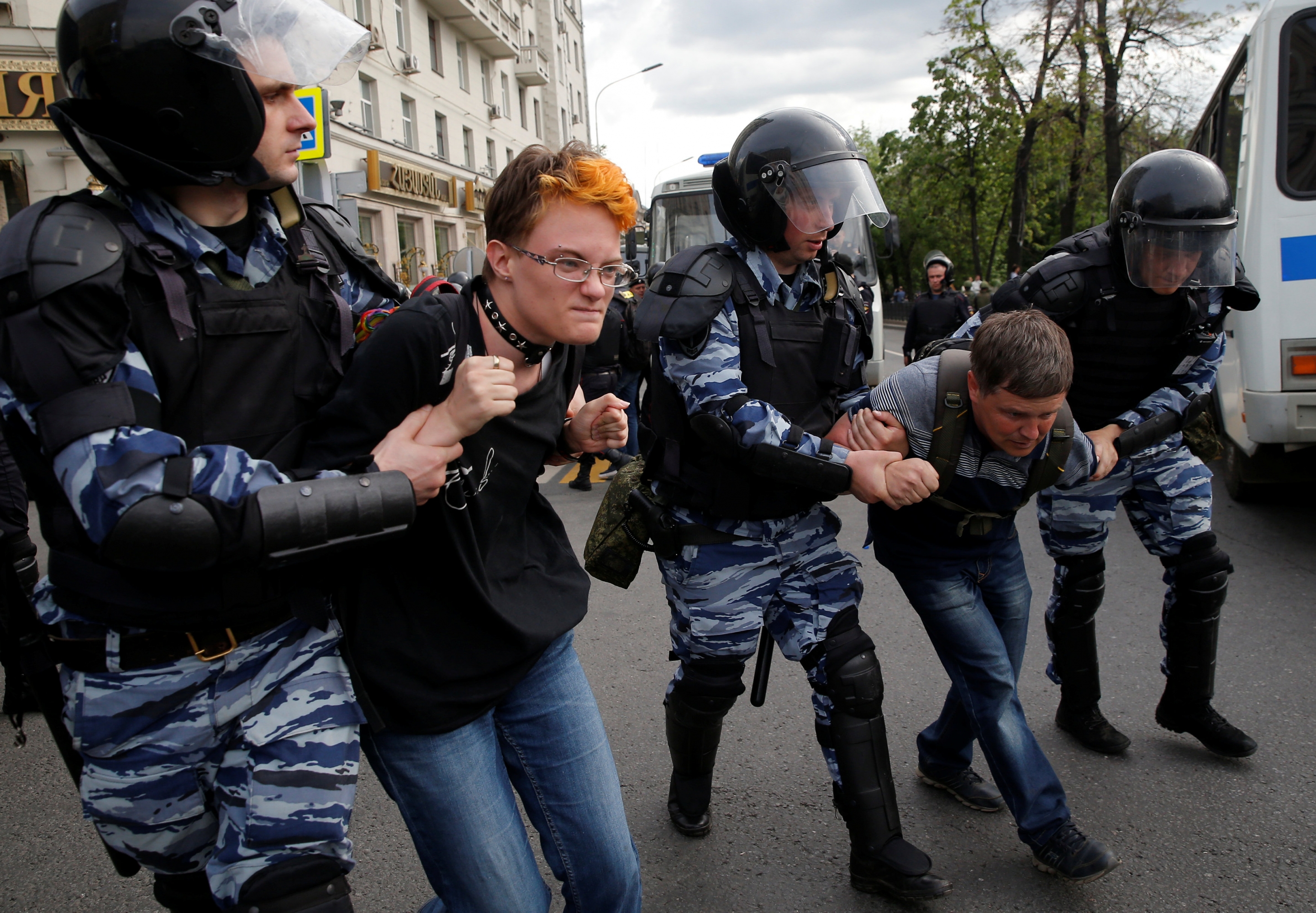 Policías antidisturbios deteniendo manifestantes. Foto: Reuters