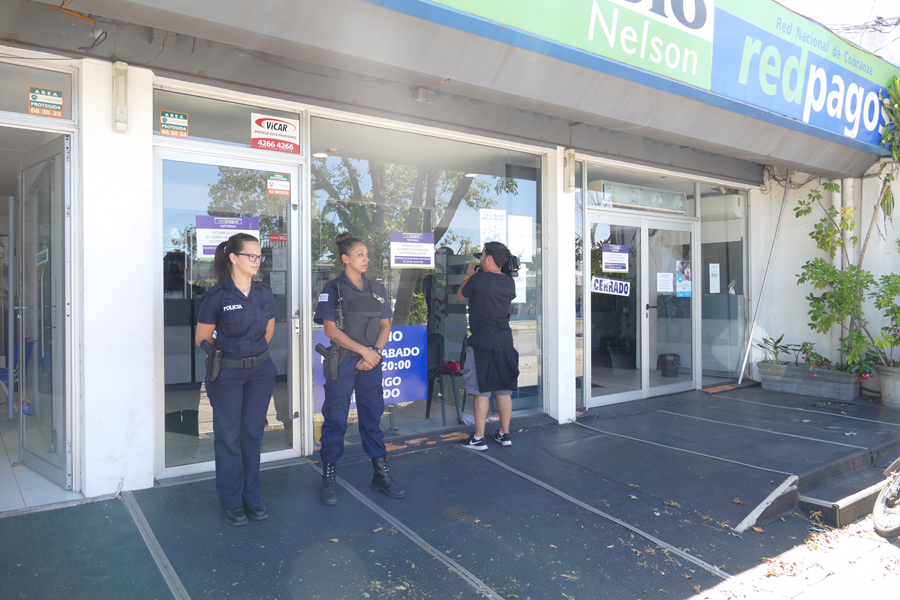 Con custodia policial por si acaso, el Cambio Nelson sigue cerrado. Foto: R. Figueredo