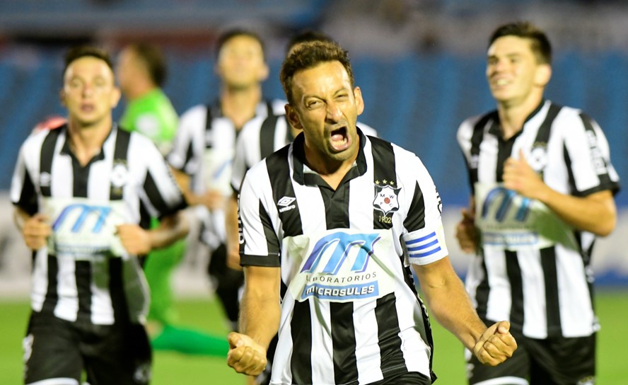 El eterno femenino de una imaginativa pintora