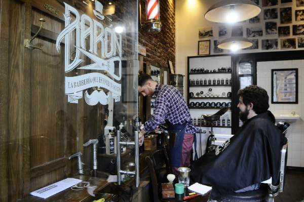 Barón, La Barbería que Esconde un Secreto, recrea la atmósfera retro.
