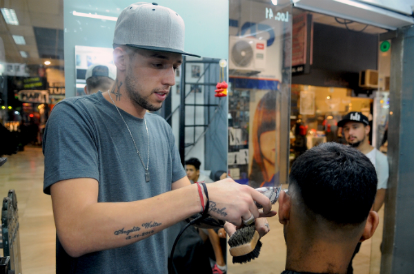 Nicolás González estudió el arte del barbero con un maestro peruano.