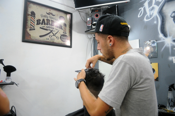 Los jóvenes estilitas exhiben con orgullo su condición de barberos.