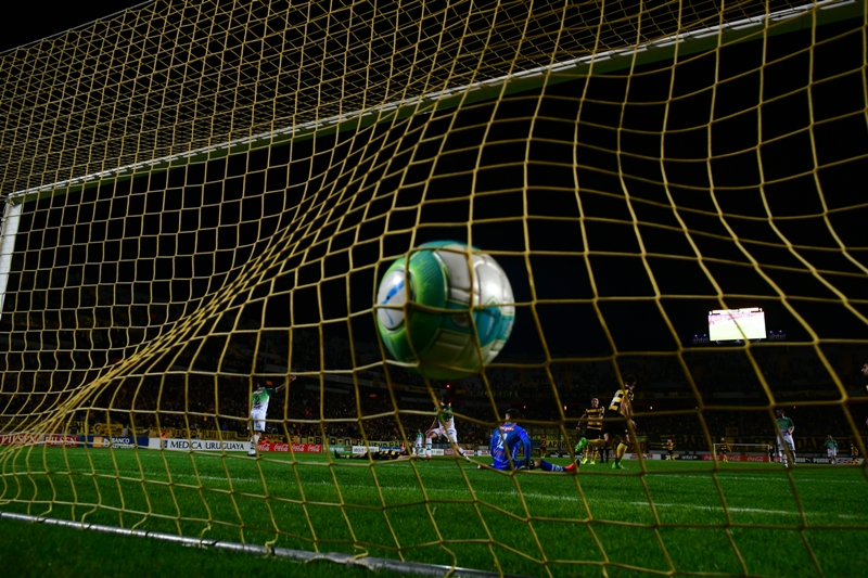 Lucas Cavallini ya festeja su gol de taco ante Plaza Colonia. Foto: Gerardo Pérez.