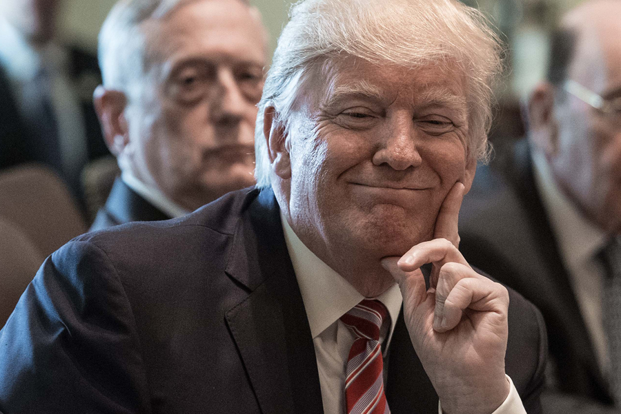 Trump en la primera reunión con su gabinete en pleno desde que asumió. Foto: AFP