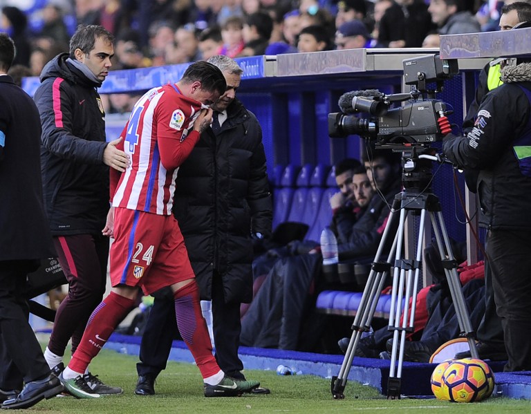 José María Giménez sale lesionado en el partido del Atlético de Madrid. Foto: AFP