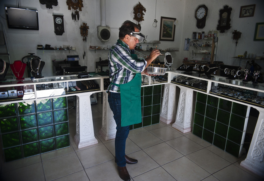 Este ladrón retirado dice que disfruta de reparar relojes antiguos, una habilidad que cree que es innata. Foto: F. Ponzetto