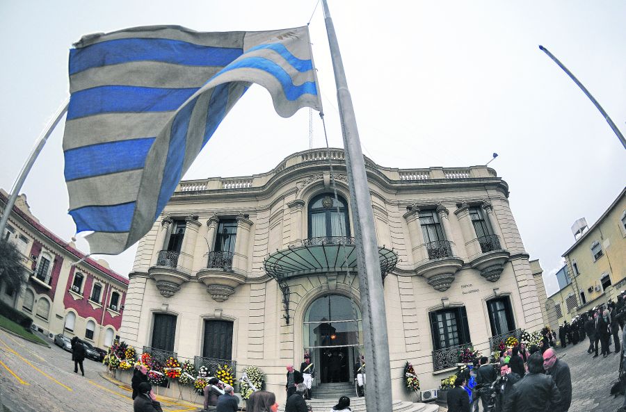 El eterno femenino de una imaginativa pintora