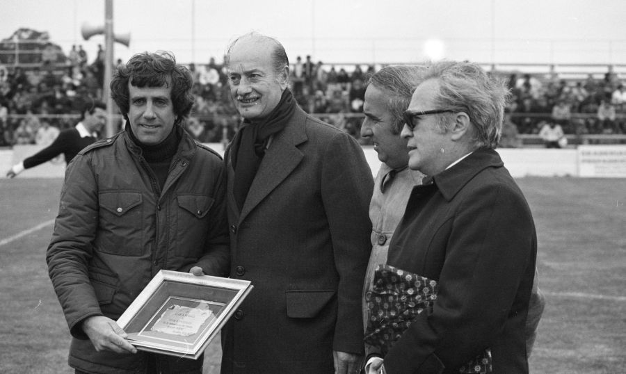 Tabaré Vázquez cuando era presidente de Progreso en un partido contra Peñarol. Foto: archivo El País