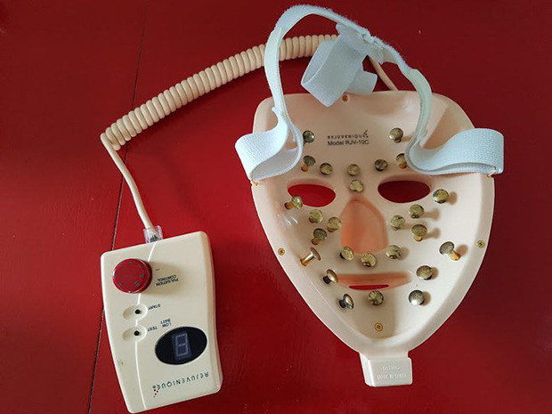 Rejuvenique. La máscara, de 1999, prometía embellecer el rostro con shocks eléctricos.