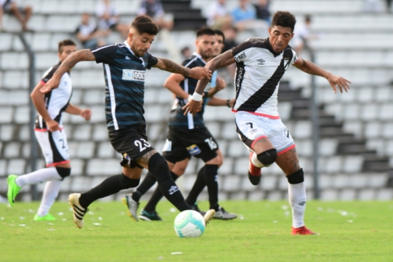 El eterno femenino de una imaginativa pintora