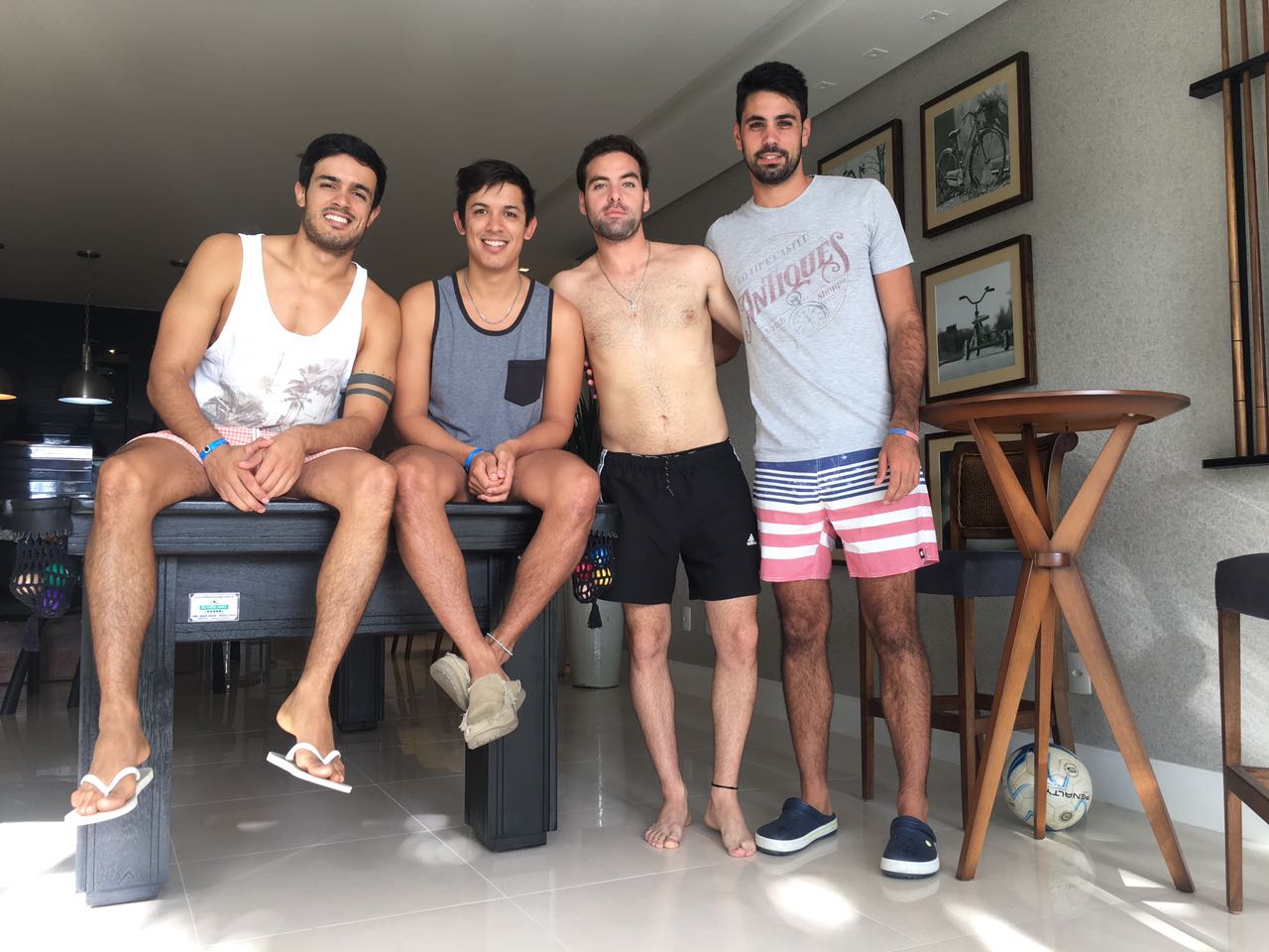 Marcos Ifrán junto a su hermano y más amigos en el viaje a Bombinhas.
