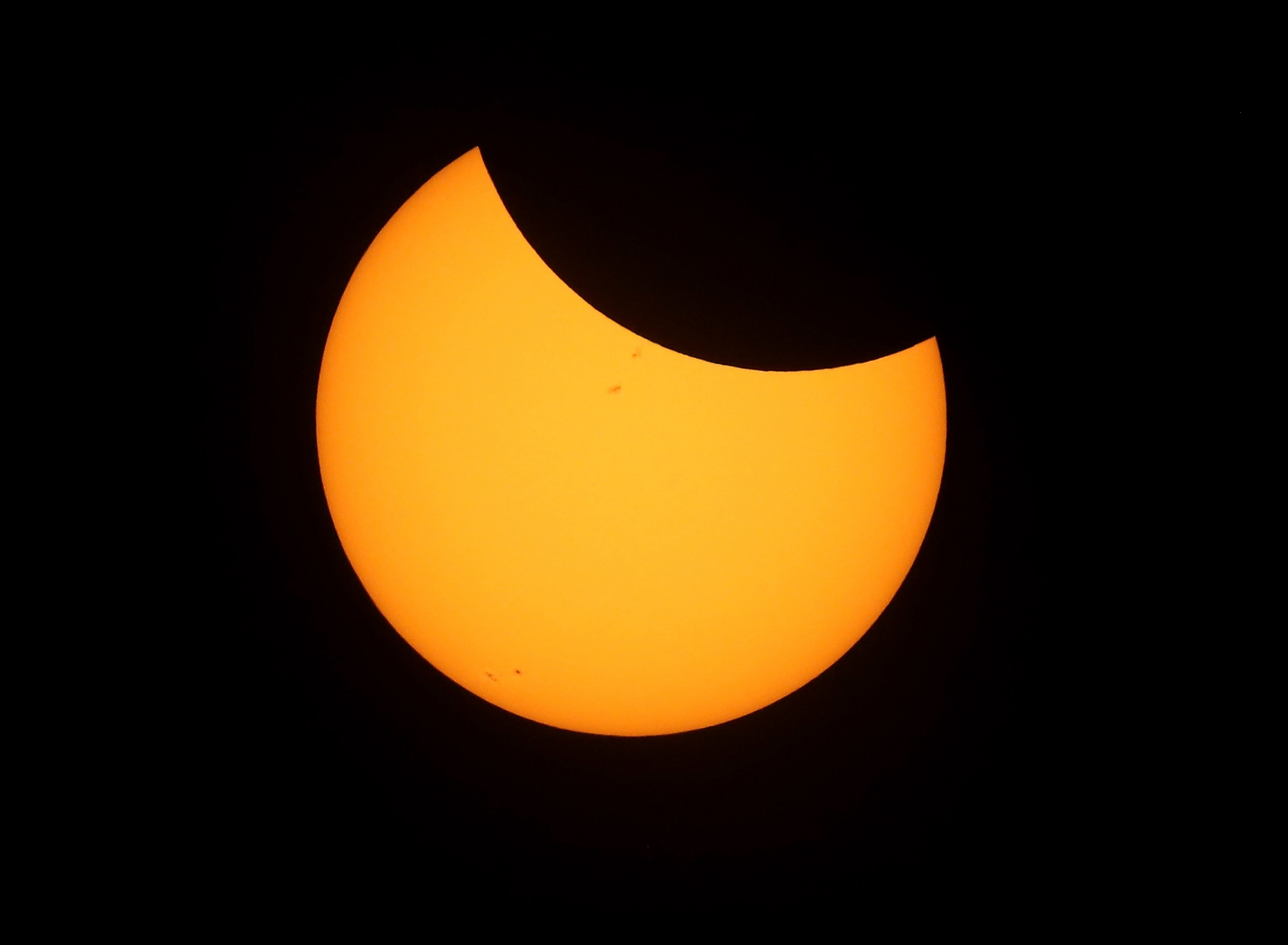 El eclipse de sol se dio por primera vez en 99 años. Foto: AFP