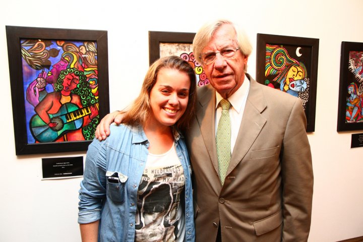Florencia Astori junto a su padre en una muestra de la artista plástica.&nbsp;